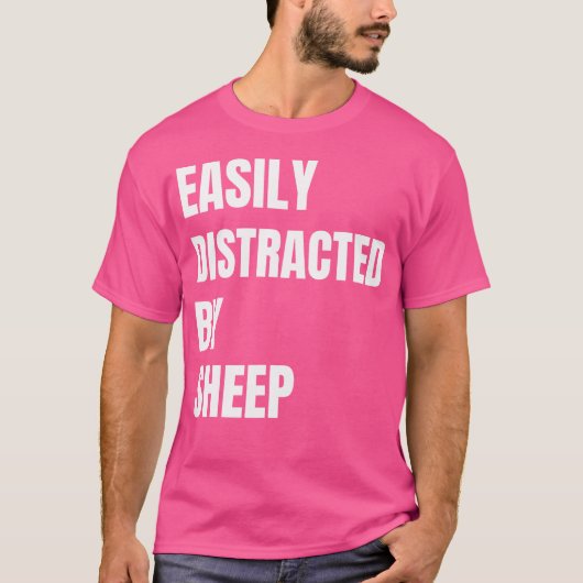 羊に気を取られおもしろいる Tシャツ (正面)