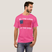 羊のアメリカ国旗の愛国心ではなくライオンである Tシャツ (正面フル)