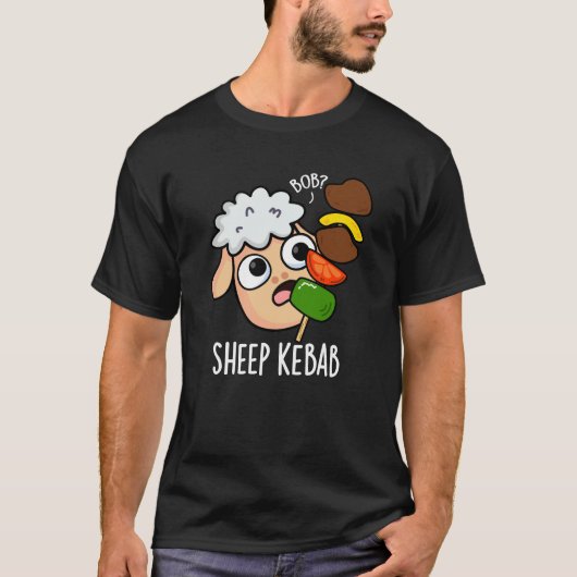 羊のケバブ 楽しいシーシュケバブ ダーク背景 Tシャツ (正面)