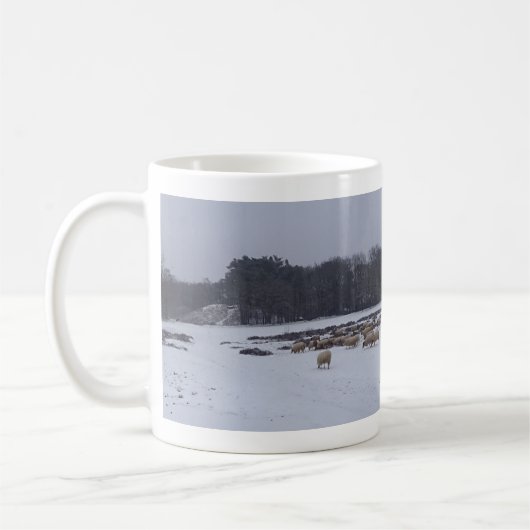 羊のコーヒーマグとパノラマ雪の風景 コーヒーマグカップ (左)