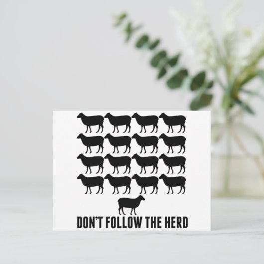 羊の後を追群れ – 自分自身でいなさい ポストカード (スタンド正面)