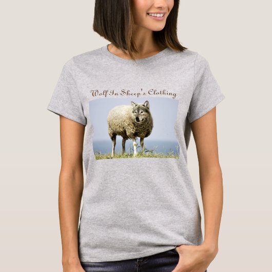 羊の服を着た女性の狼Tシャツ Tシャツ (正面)