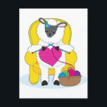 羊の編み物ハート ポストカード<br><div class="desc">黄色の肘掛け椅子の中で、編み物大きな赤いハート。</div>