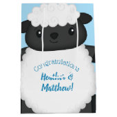 羊の赤ちゃんシャワーブルー ミディアムペーパーバッグ (裏面)