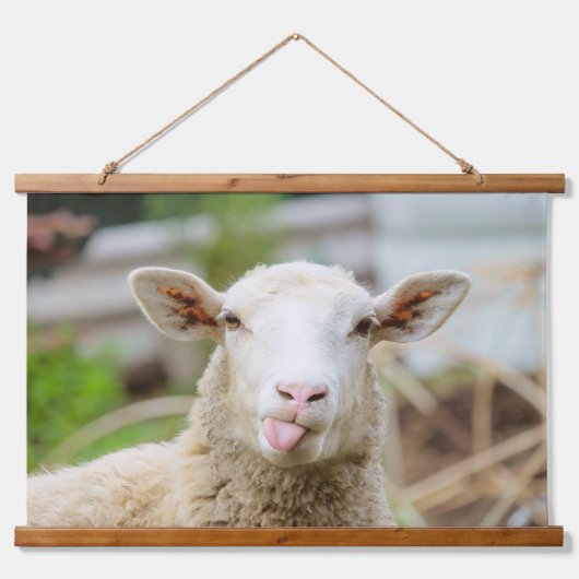 羊は舌を出す 吊り下げ型タペストリー (正面)