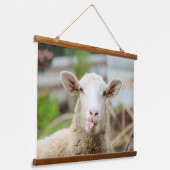羊は舌を出す 吊り下げ型タペストリー (傾斜あり)