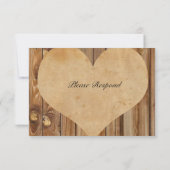 羊皮紙の封筒が付いている木製のハートのrsvp 出欠カード (裏面)