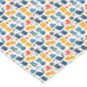 美しいかわいいの遊猫、おもちゃの白いバ テーブルクロス (アングル)