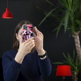 美しいかわいいアライグマ赤い輝く目の森 iPhone 15 PROケース