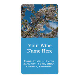 美しいさくらんぼの花の青い空のワインラベル。 ラベル