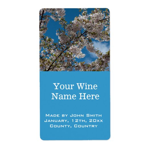 美しいさくらんぼの花の青い空のワインラベル。 ラベル (正面)