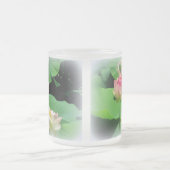 美しいはすの花及び芽の曇らされたガラス フロストグラスマグカップ (中央)