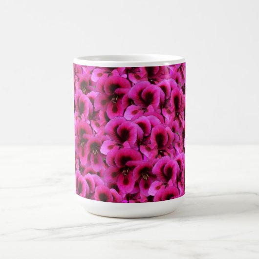 「美しいはっきりした：タイトなマゼンタゼラニウムの花 モーフィングマグカップ (中央)