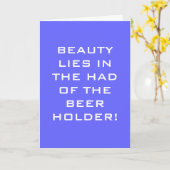 美しいはビール保持者の手にある カード (黄色い花)