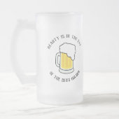 美しいはビール保持者の目の中にある フロストグラスビールジョッキ (左)