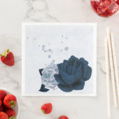 美しいほこりっぽいブルーネイビーの花と葉紙 (インサイチュ)