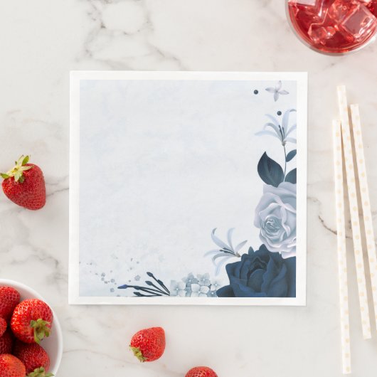 美しいほこりっぽい青いネイビーの花葉と (インサイチュ)