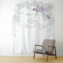 美しいアイスブルーのライラックと白いバラのアーチ