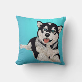 美しいアクアに対する明るいハスキーの子犬の笑顔 クッション