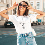 美しいイエズスかわいいクロススクリプトTシャツ Tシャツ<br><div class="desc">書道とミニマルエレガントリストタイポグラフィのTシャツ。このトレンディーモダン、信仰のデザインは完璧な贈り物とファッション声明である。#christian #religion #scripture #faith #bible #jesus</div>