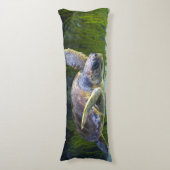 美しいウミガメ泳ぎ ボディピロー (正面縦)