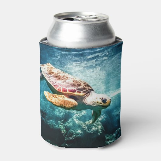 美しいウミガメ海水中イメージ 缶クーラー (缶正面)