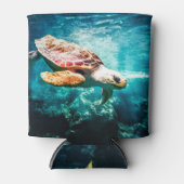 美しいウミガメ海水中イメージ 缶クーラー (正面)