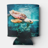 美しいウミガメ海水中イメージ 缶クーラー (裏面)