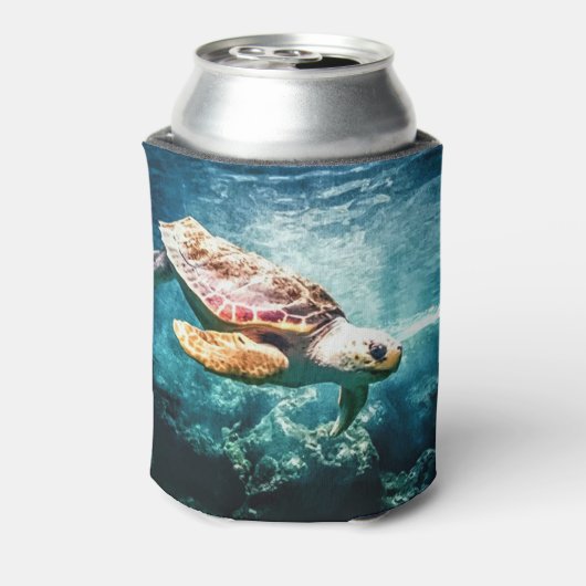 美しいウミガメ海水中イメージ 缶クーラー (缶裏面)