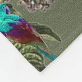 美しいエキゾチックな鳥、沼緑の背景 フリースブランケット (角)