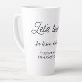 美しいエンゲージメントパーティーの名前と日付を祝おう カフェラテマグ (左アングル)