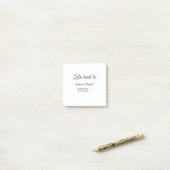 美しいエンゲージメントパーティーの名前と日付を飾ろう ポストイット (デスク上)