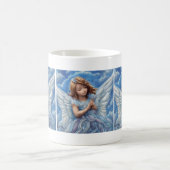 美しいエンジェルブルーのドレスと翼 コーヒーマグカップ (中央)