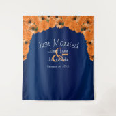 美しいオレンジのバラとネイビーブルーのIV タペストリー (正面)