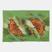美しいオレンジ色のサティエのコンマ蝶 キッチンタオル (横)