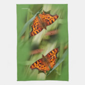美しいオレンジ色のサティエのコンマ蝶 キッチンタオル (縦)