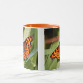 美しいオレンジ色のサティエのコンマ蝶 マグカップ (中央)