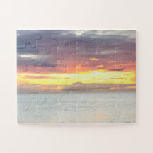 美しいオレンジ色の黄色い夕日の夏の空の海