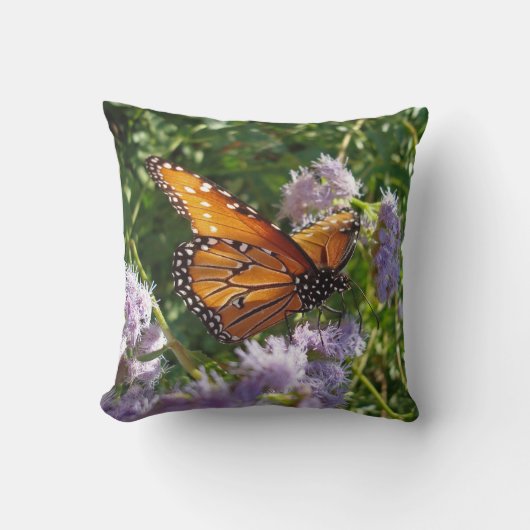 美しいオレンジ色の(昆虫)オオカバマダラ、モナーク蝶と花 クッション (正面)