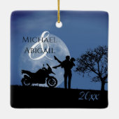 美しいカップル初めてのクリスマスのバイクラブ セラミックオーナメント (裏面)