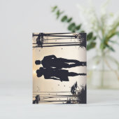 美しいカップル歩くが一緒に夕日に ポストカード (スタンド正面)