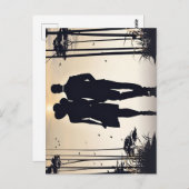 美しいカップル歩くが一緒に夕日に ポストカード (正面/裏面)