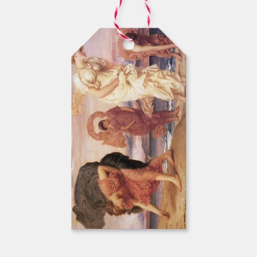 美しいギリシャの女の子がビーチで小石を拾う ギフトタグ (正面)