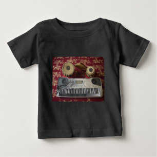 美しいクリエイティブコーナー:ミュージカルタペストリー ベビーTシャツ