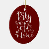 美しいクリスマスの休日の外で赤ちゃんの寒さ セラミックオーナメント (右)