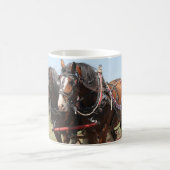 美しいクリデールの馬が耕す コーヒーマグカップ (中央)