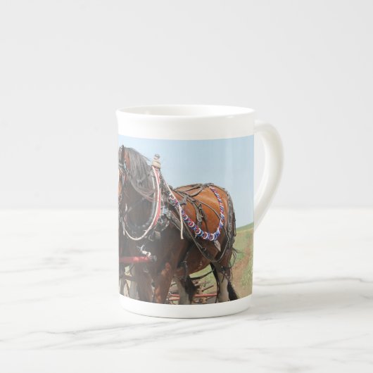 美しいクリデールの馬が耕す ボーンチャイナマグカップ (正面右)