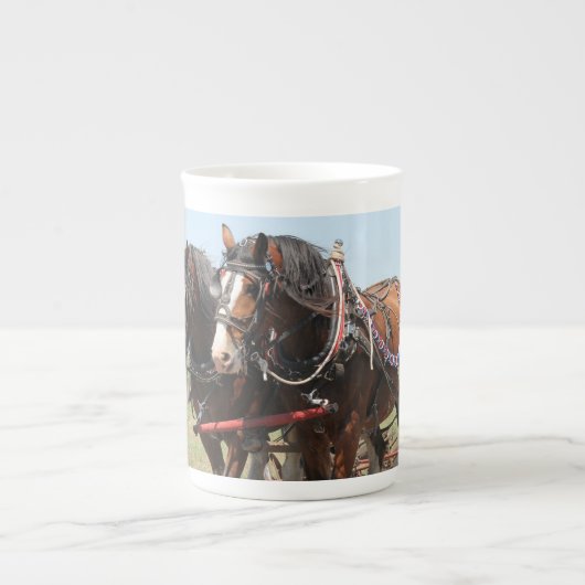 美しいクリデールの馬が耕す ボーンチャイナマグカップ (正面)