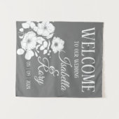 美しいグレーとホワイトの花柄の結婚式ウェルカムサイン タペストリー (正面(横))