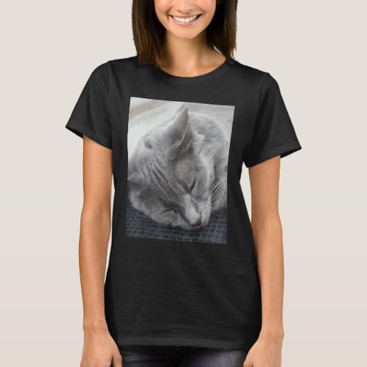 美しいグレー猫の寝顔写真 Tシャツ (正面)